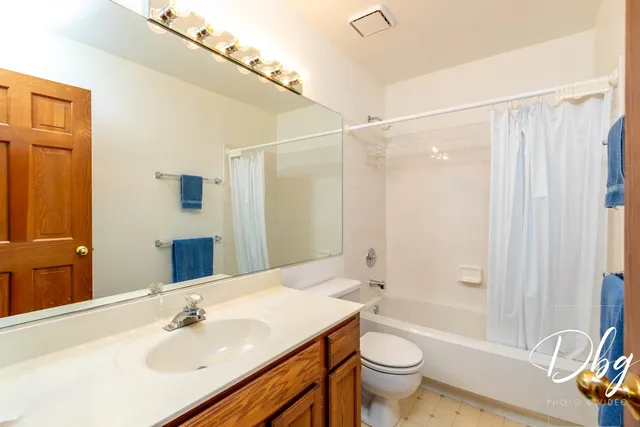 $450,000 | 252 Carters Grove Court, Grayslake, IL 60030