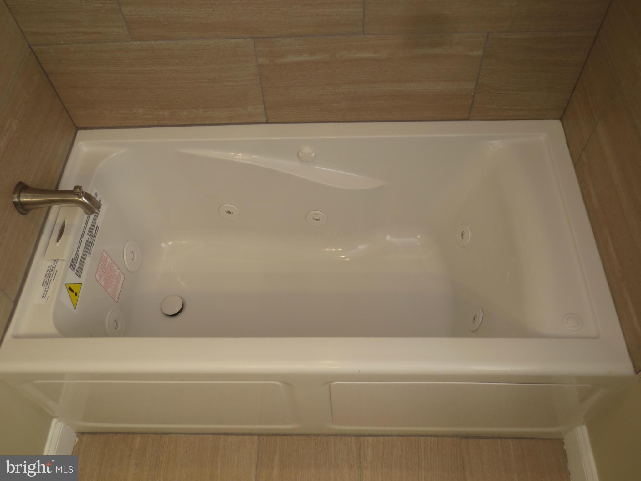 1724 Hartsdale Road Baltimore, MD 21239 - Photo 15 of 30 Jetted Tub !!!
