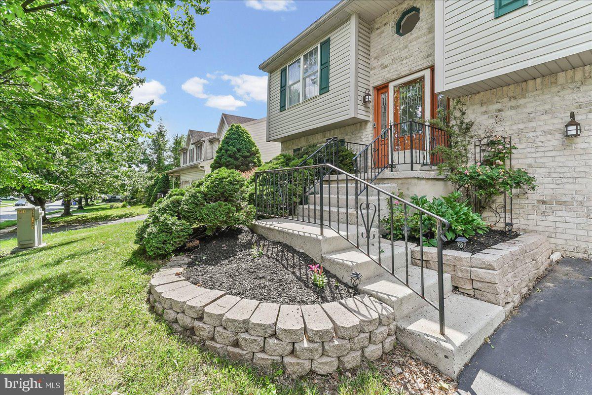 4169 Hunters Run Boulevard Reading, PA 19606 - Photo 3 of 33