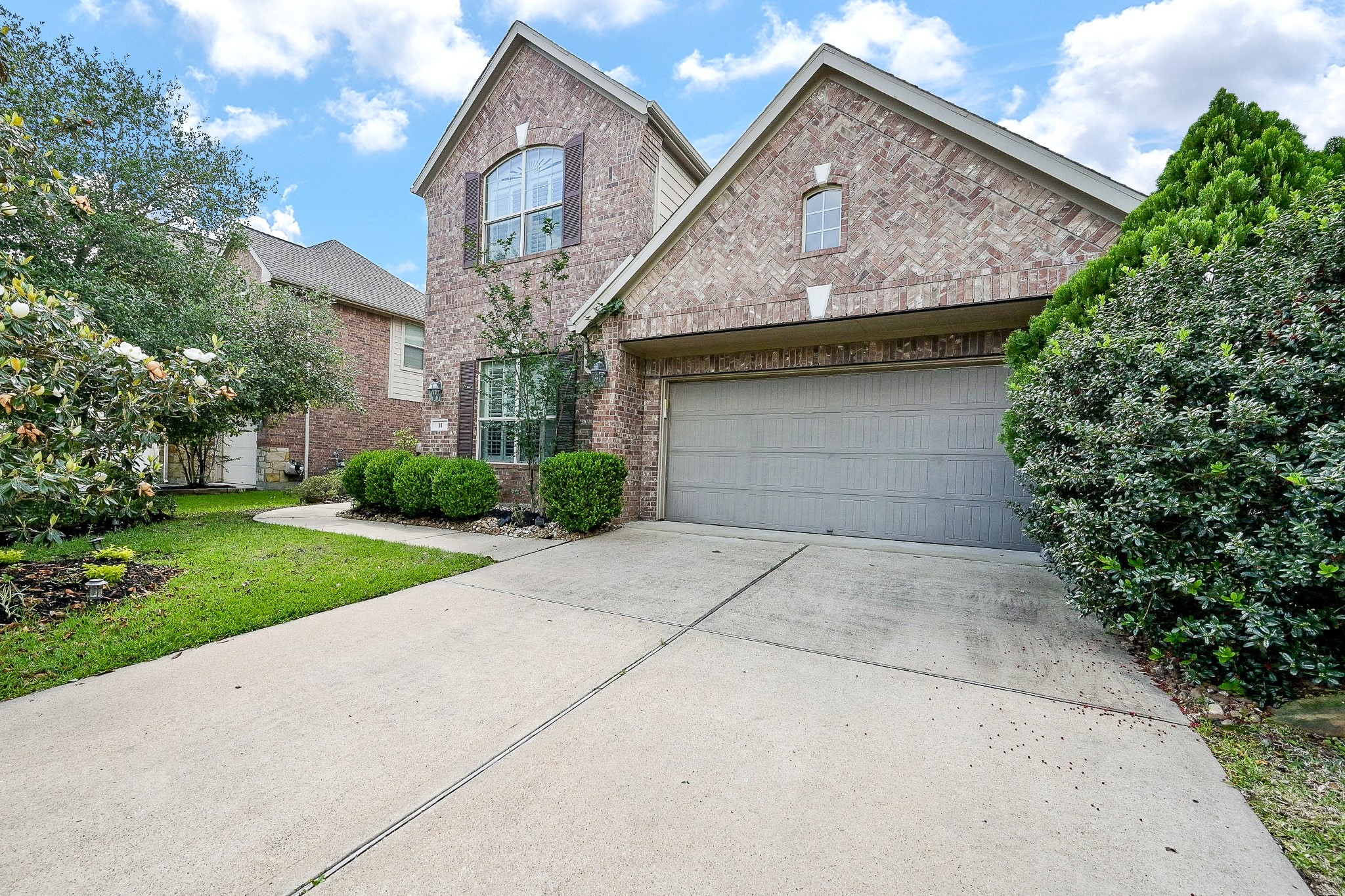 11 South Victoriana Circle Spring, TX 77389 - Photo 2 of 38 a front view of a house with a yard and garage
