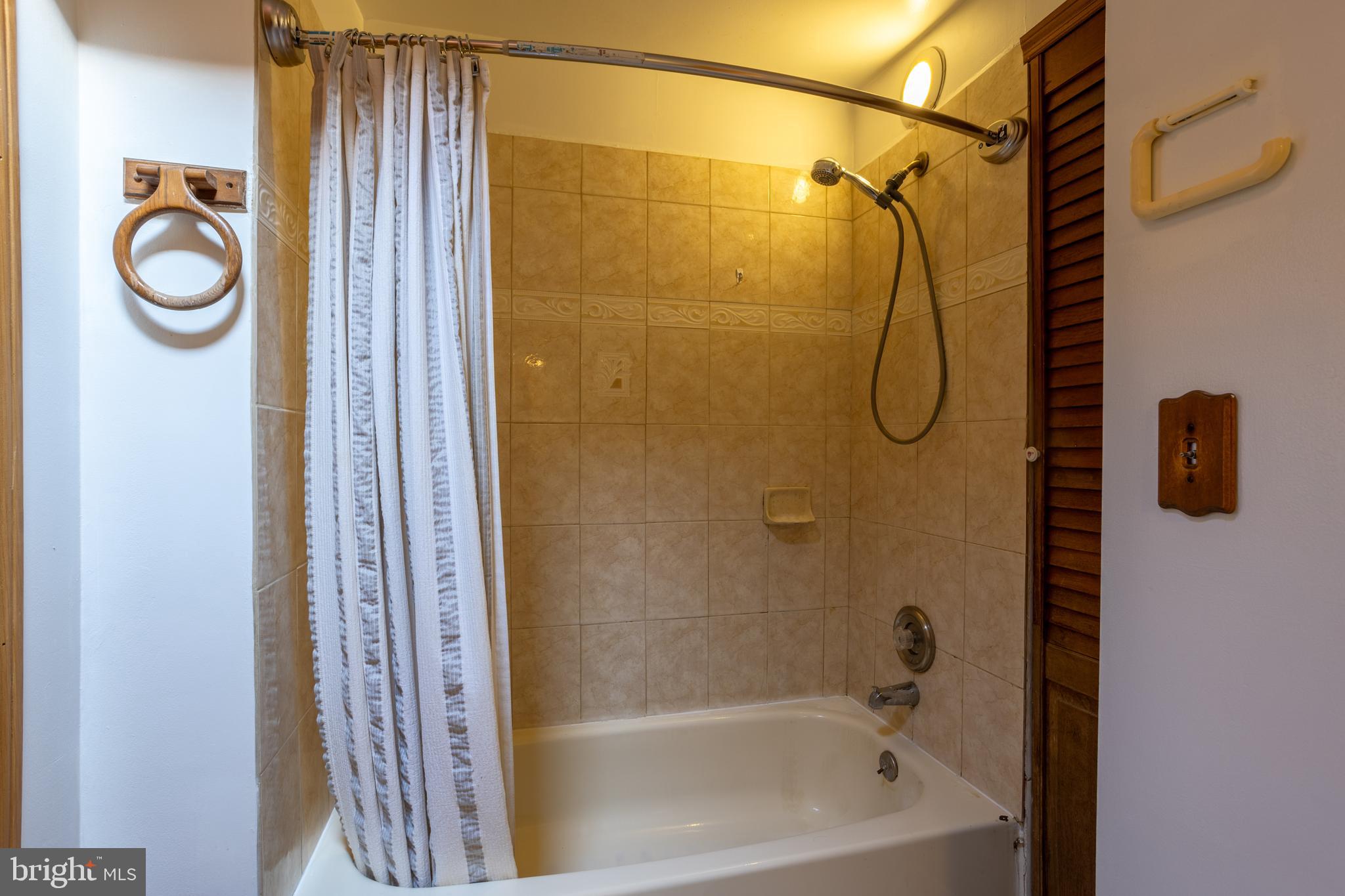 8300 Dalesford Road Baltimore, MD 21234 - Photo 27 of 32 Upper level bathroom