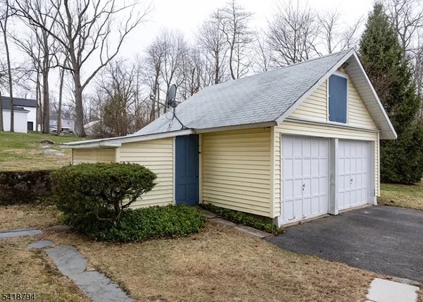 a view of a house with backyard and garden