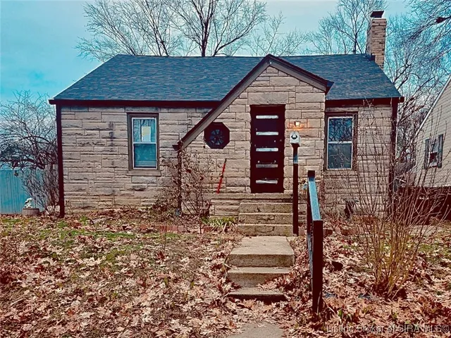 $164,700 | 1120 South Virginia Avenue, Clarksville, IN 47129