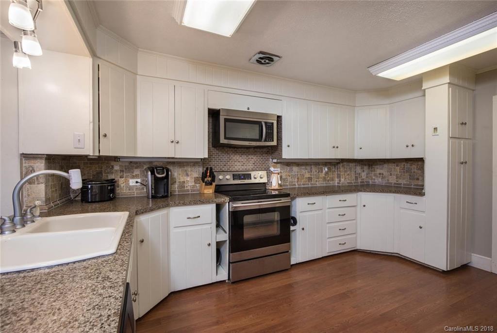 513 Higate Road Hendersonville, NC 28791 - Photo 11 of 34 Gallery Image 11