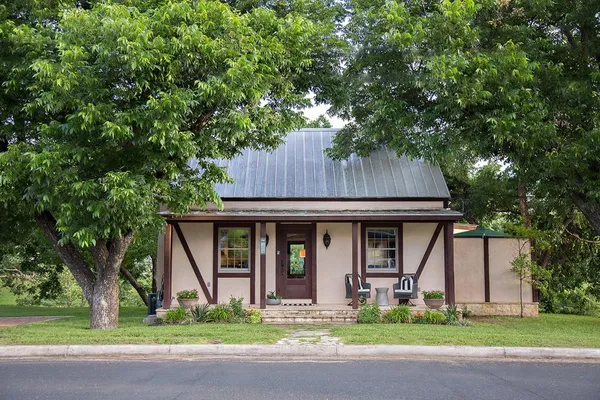 $525,000 | 204 South Elk Street, Fredericksburg, TX 78624