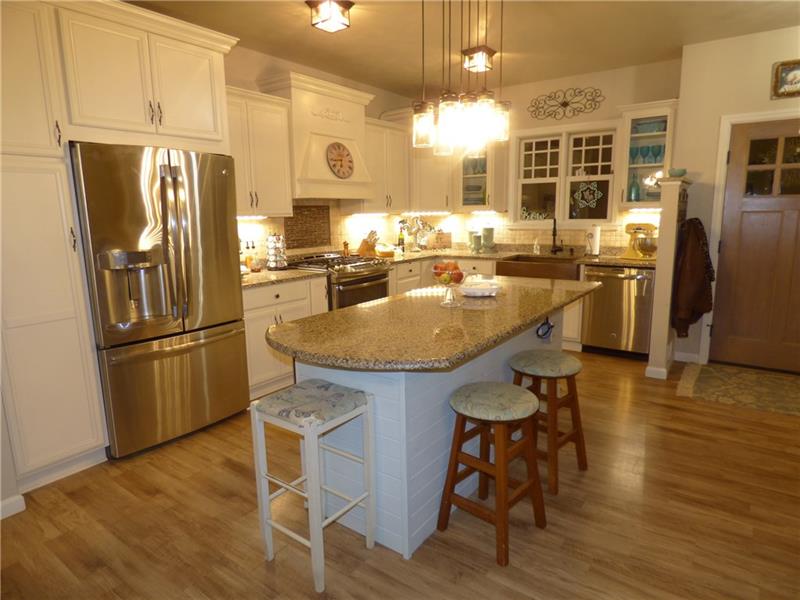 Kitchen - 8' Island/Breakfast Bar