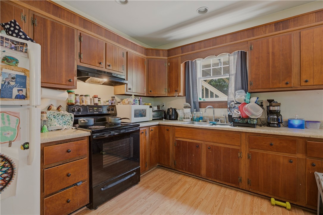 21 E Road Tiverton, RI 02878 - Photo 7 of 39