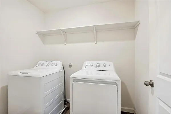 $2,600 | 2430 Sagebrush Drive, Glenn Heights, TX 75154