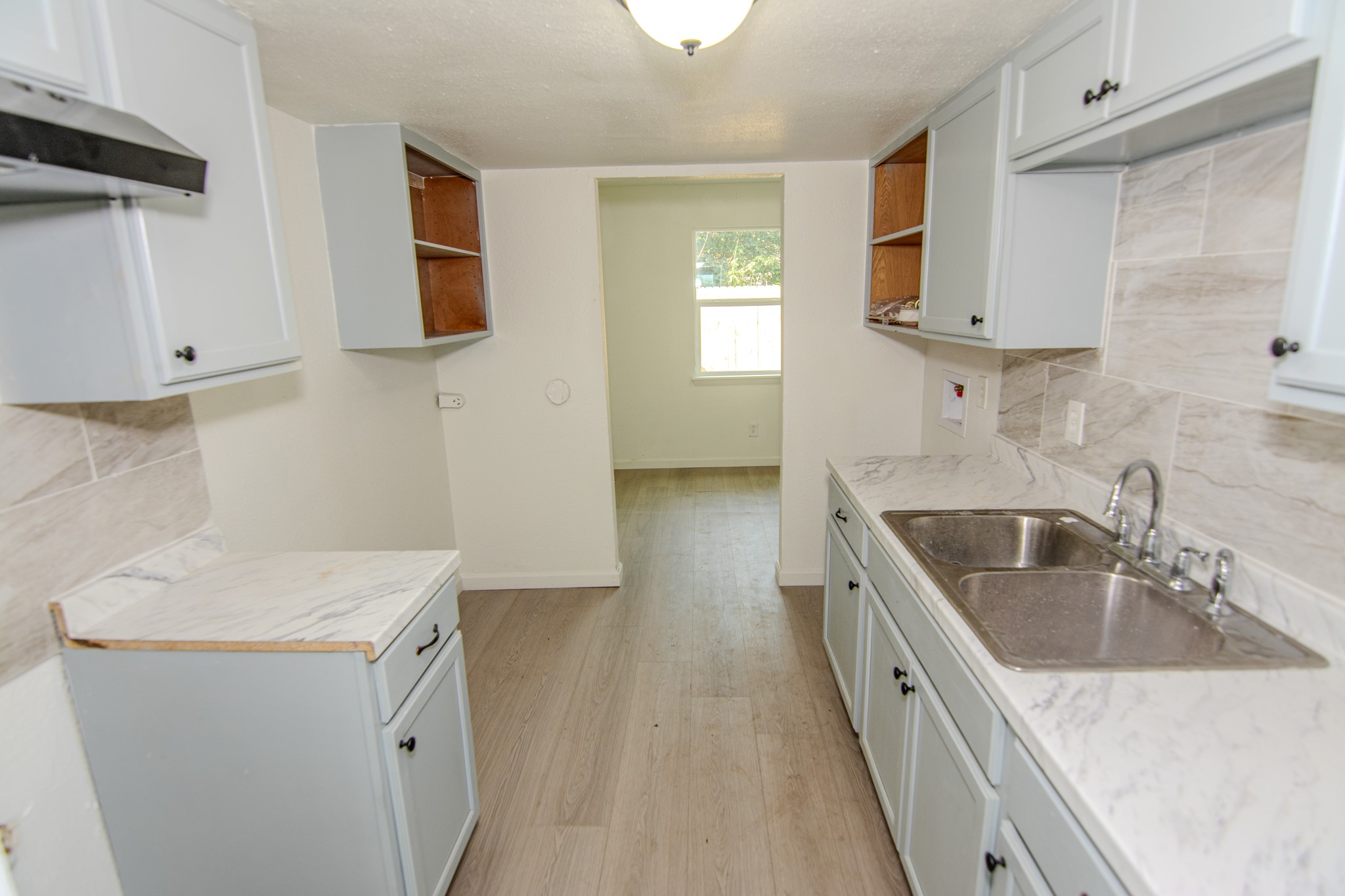 7867 Hamlet Street Houston, TX 77078 - Photo 4 of 14 Kitchen with Washer and Dryer Connections