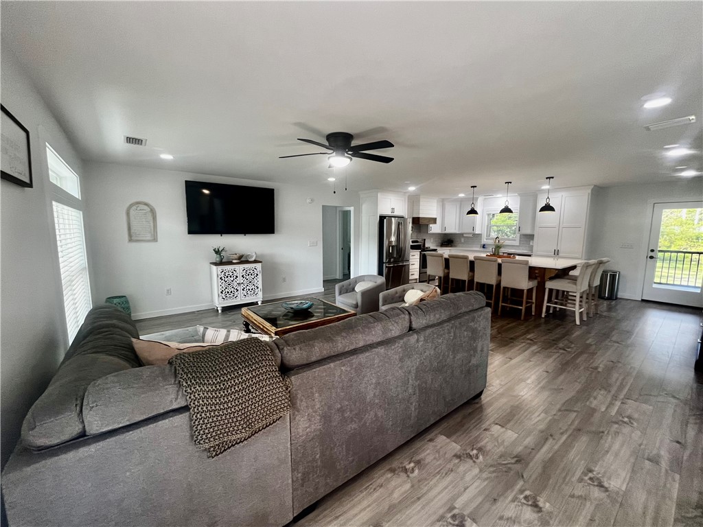 377 Midway Circle Brunswick, GA 31523 - Photo 2 of 12