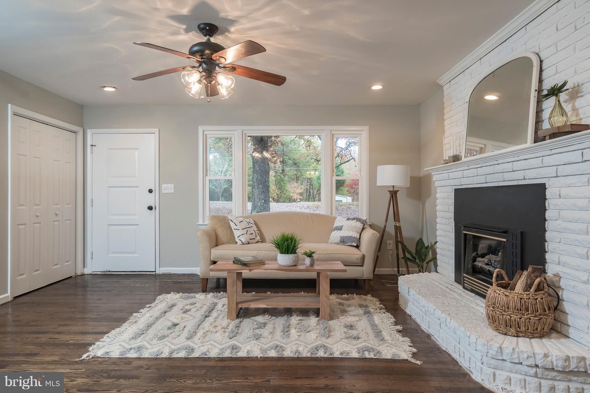 5790 Partlow Road Partlow, VA 22534 - Photo 5 of 30 Living Room