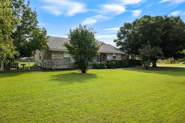 $299,900 | 713 Arapaho Drive, Tioga, TX 76271
