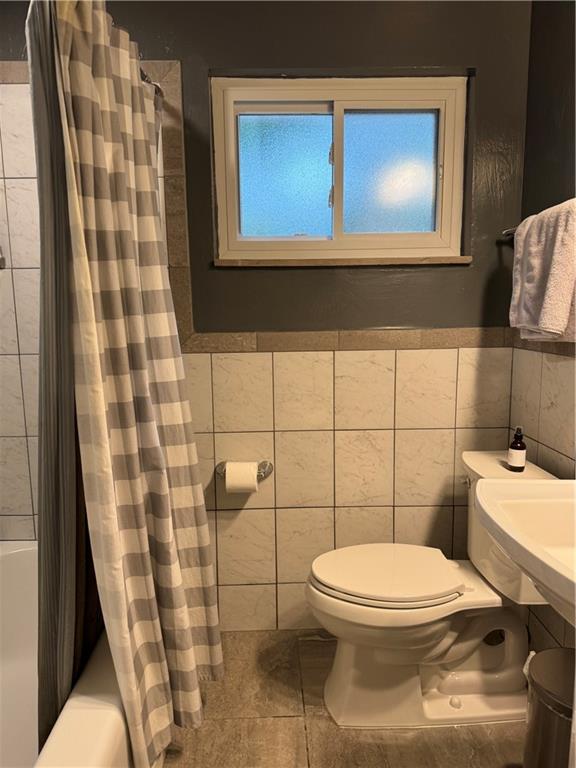 1492 Anderson Road Pittsburgh, PA 15209 - Photo 17 of 46 a bathroom with a toilet and a shower