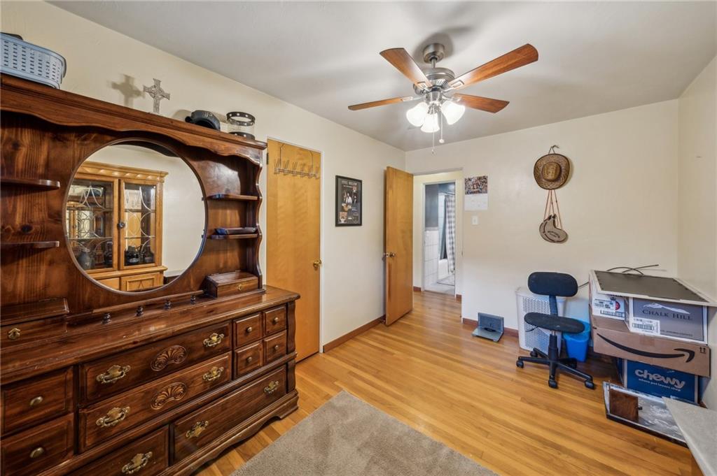 1492 Anderson Road Pittsburgh, PA 15209 - Photo 20 of 46 a living room with furniture and a mirror