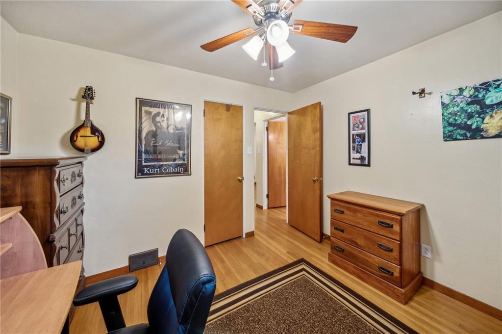 1492 Anderson Road Pittsburgh, PA 15209 - Photo 23 of 46 a living room with furniture and a flat screen tv