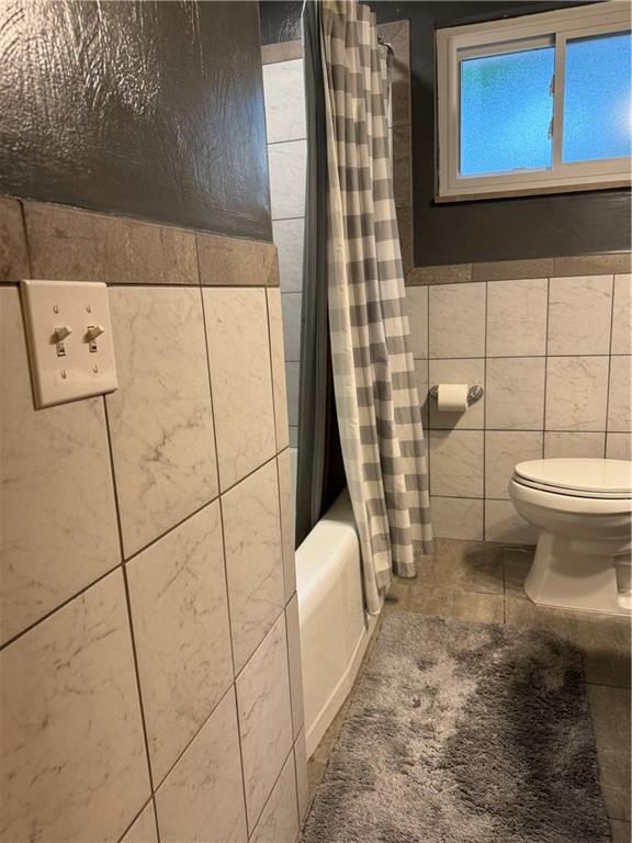 1492 Anderson Road Pittsburgh, PA 15209 - Photo 46 of 46 a bathroom with a toilet and a shower