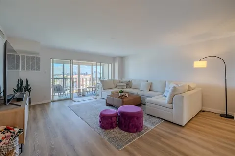 $319,900 | 10355 Paradise Boulevard, Unit 511, Treasure Island, FL 33706