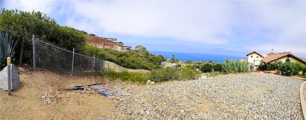 a view of a pathway with a pathway