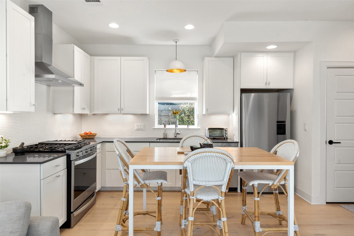 209 Ben Howell Drive, Unit B Austin, TX 78704 - Photo 3 of 39 a kitchen that has a table and chairs in it