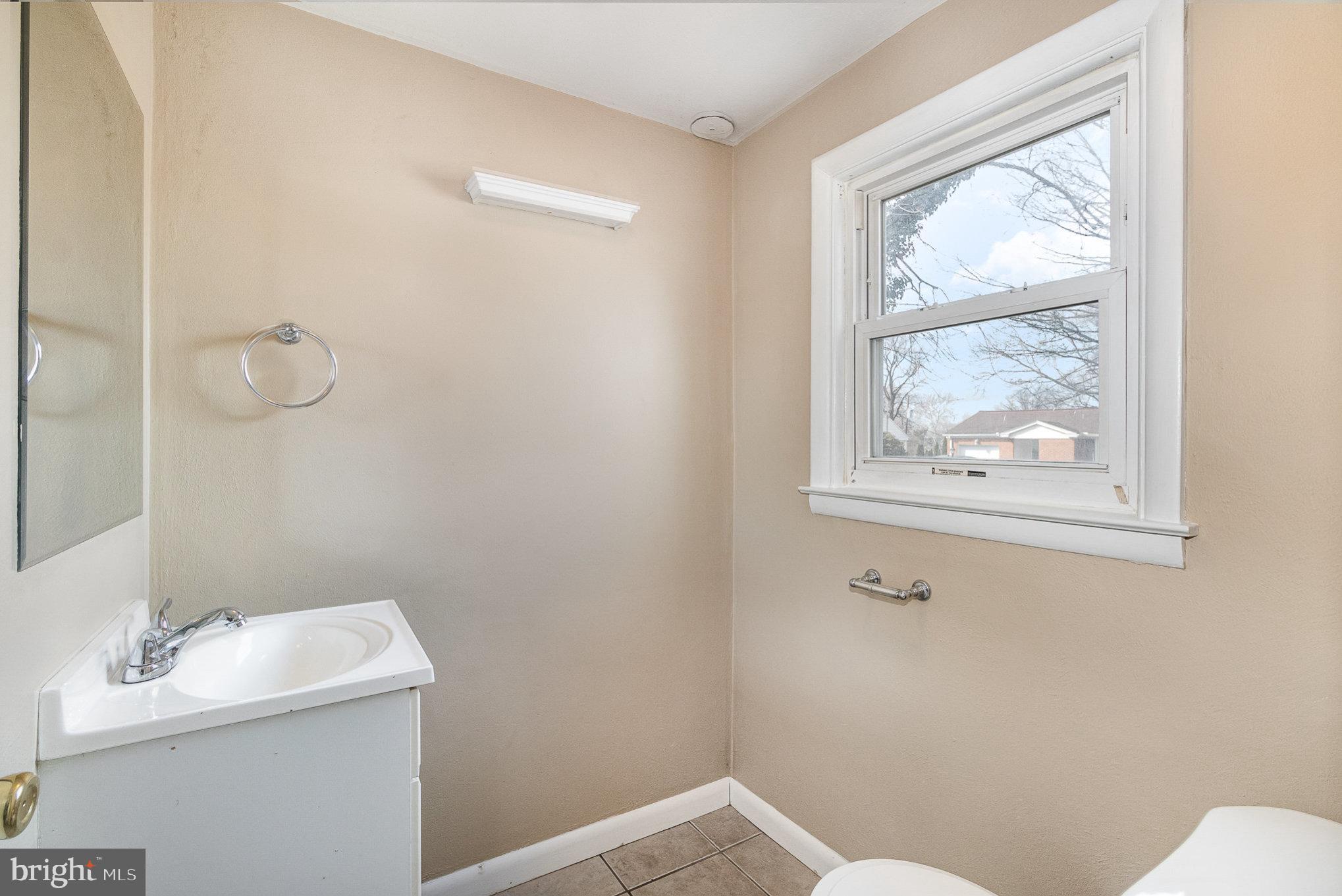 2540 Raleigh Drive York, PA 17402 - Photo 13 of 37 1/2 bath main level