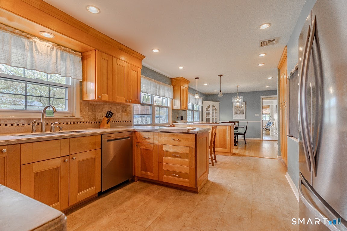 220 Oak Ridge Road Stratford, CT 06614 - Photo 13 of 40