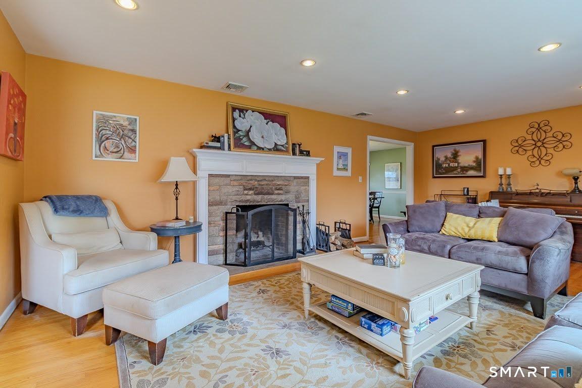 220 Oak Ridge Road Stratford, CT 06614 - Photo 5 of 40