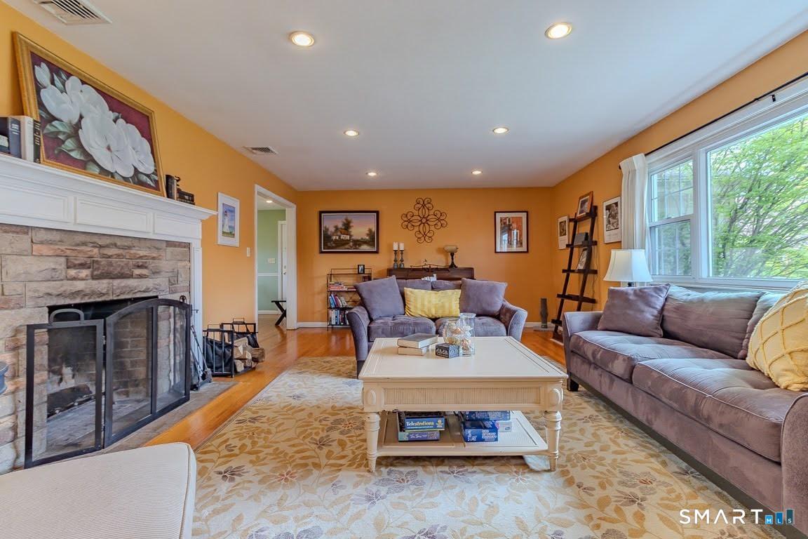 220 Oak Ridge Road Stratford, CT 06614 - Photo 7 of 40