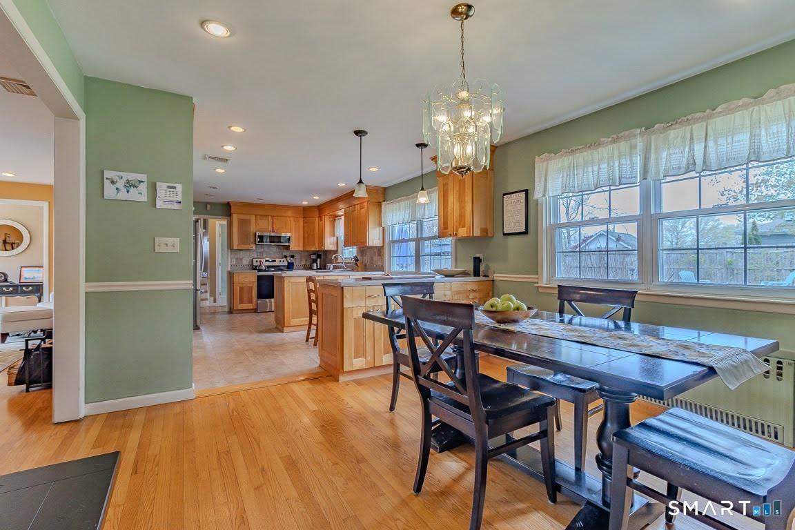 220 Oak Ridge Road Stratford, CT 06614 - Photo 8 of 40