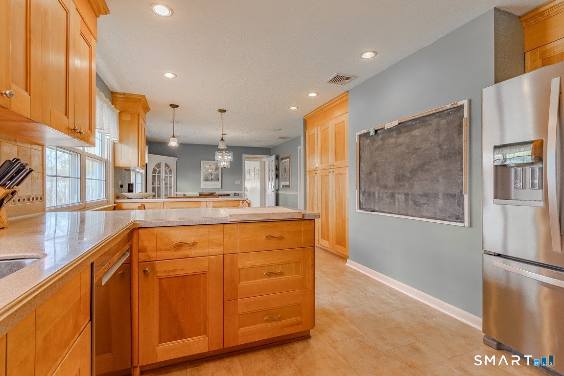 220 Oak Ridge Road Stratford, CT 06614 - Photo 10 of 40