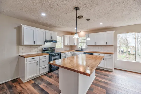 $1,695 | 145 West Houston Avenue, Onalaska, TX 77360