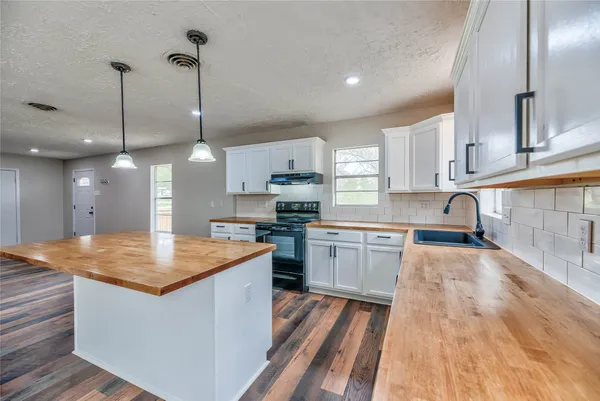 $1,695 | 145 West Houston Avenue, Onalaska, TX 77360