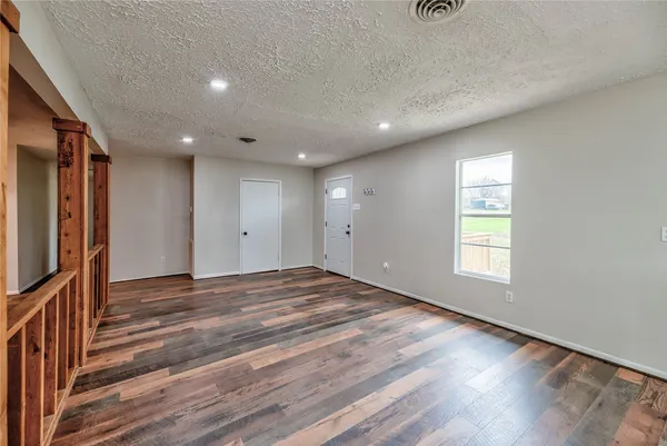 $1,695 | 145 West Houston Avenue, Onalaska, TX 77360