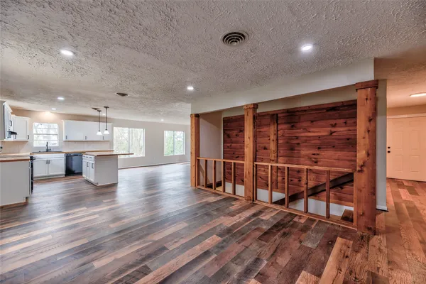 $1,695 | 145 West Houston Avenue, Onalaska, TX 77360