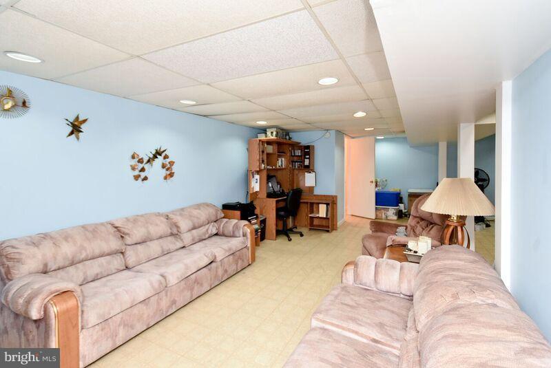8117 Edgewater Road Clearwater Beach, MD 21226 - Photo 15 of 25 Family Room