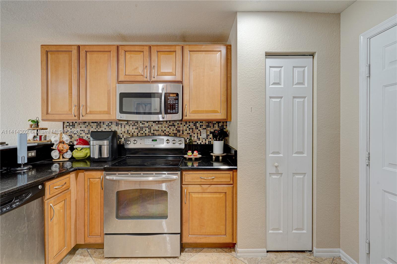 5894 Abbey Road Tamarac, FL 33321 - Photo 16 of 48