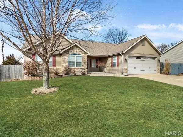 $340,000 | 215 Hunters Chase Street, Winfield, MO 63389