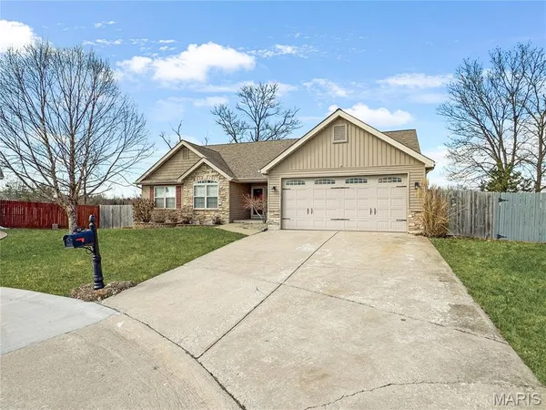 $340,000 | 215 Hunters Chase Street, Winfield, MO 63389