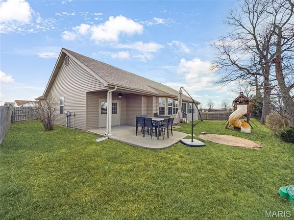 $340,000 | 215 Hunters Chase Street, Winfield, MO 63389