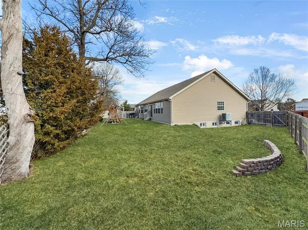 $340,000 | 215 Hunters Chase Street, Winfield, MO 63389