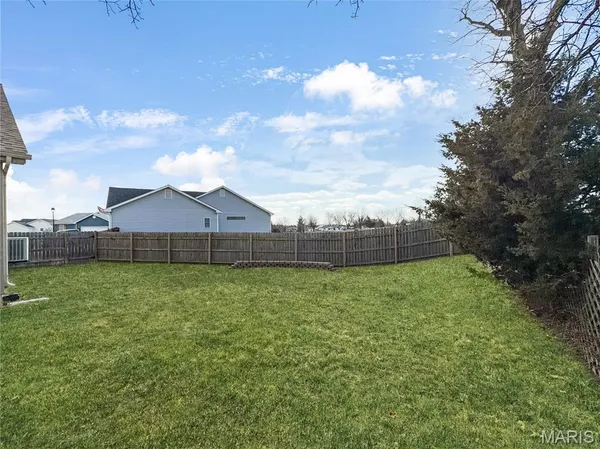 $340,000 | 215 Hunters Chase Street, Winfield, MO 63389