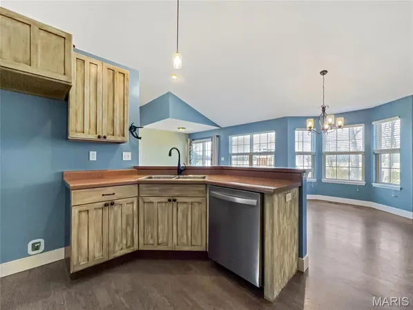 $340,000 | 215 Hunters Chase Street, Winfield, MO 63389