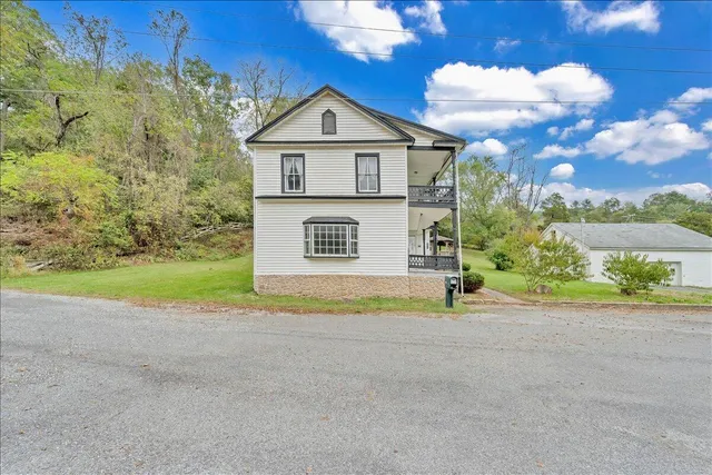 a view of a house with backyard and garden