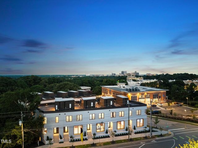 a view of houses with sky view
