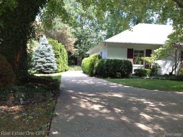 40 Stonehurst Road Grosse Pointe, MI 48236 - Photo 8 of 9 side drive.JPG