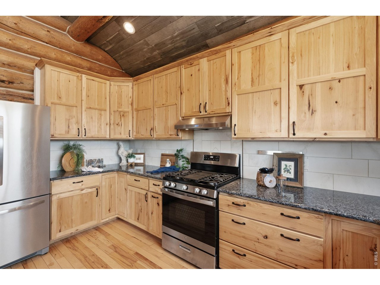 3086 Davis Ranch Road Bellvue, CO 80512 - Photo 9 of 33 Stainless appliances included