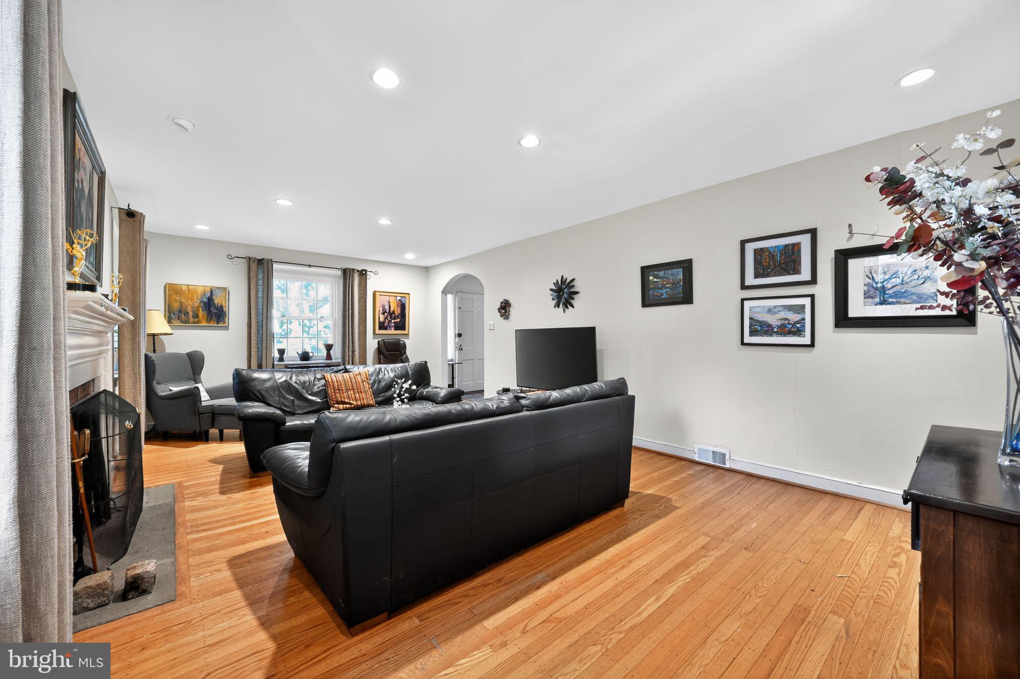 1902 Lambert Road Jenkintown, PA 19046 - Photo 2 of 40 Living Room