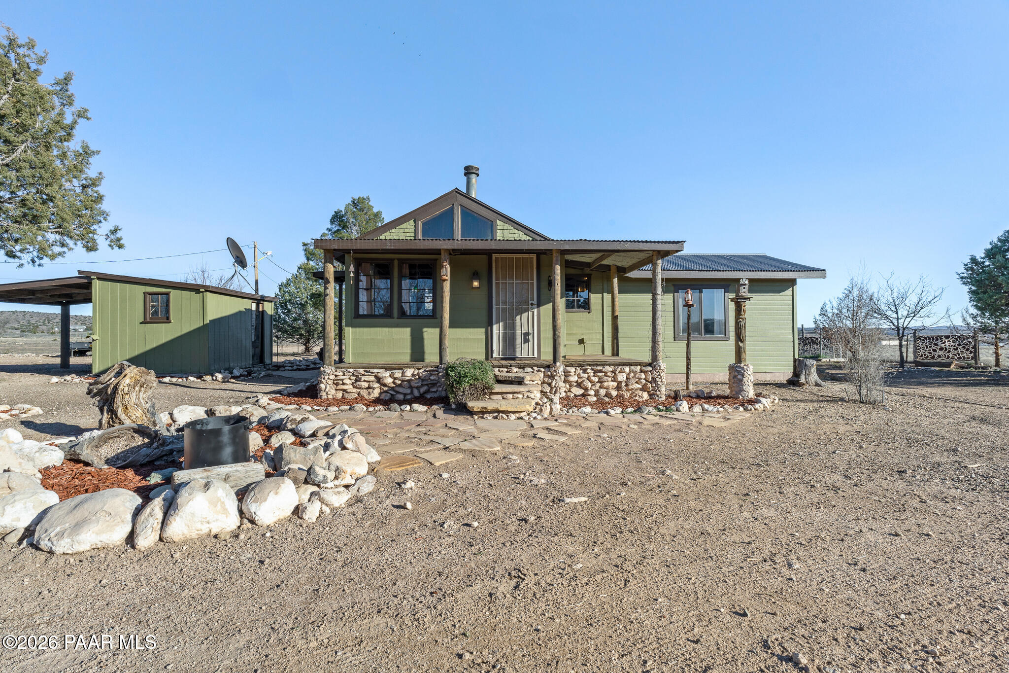 685 West Iris Road Paulden, AZ 86334 - Photo 3 of 33 a front view of a house with a yard