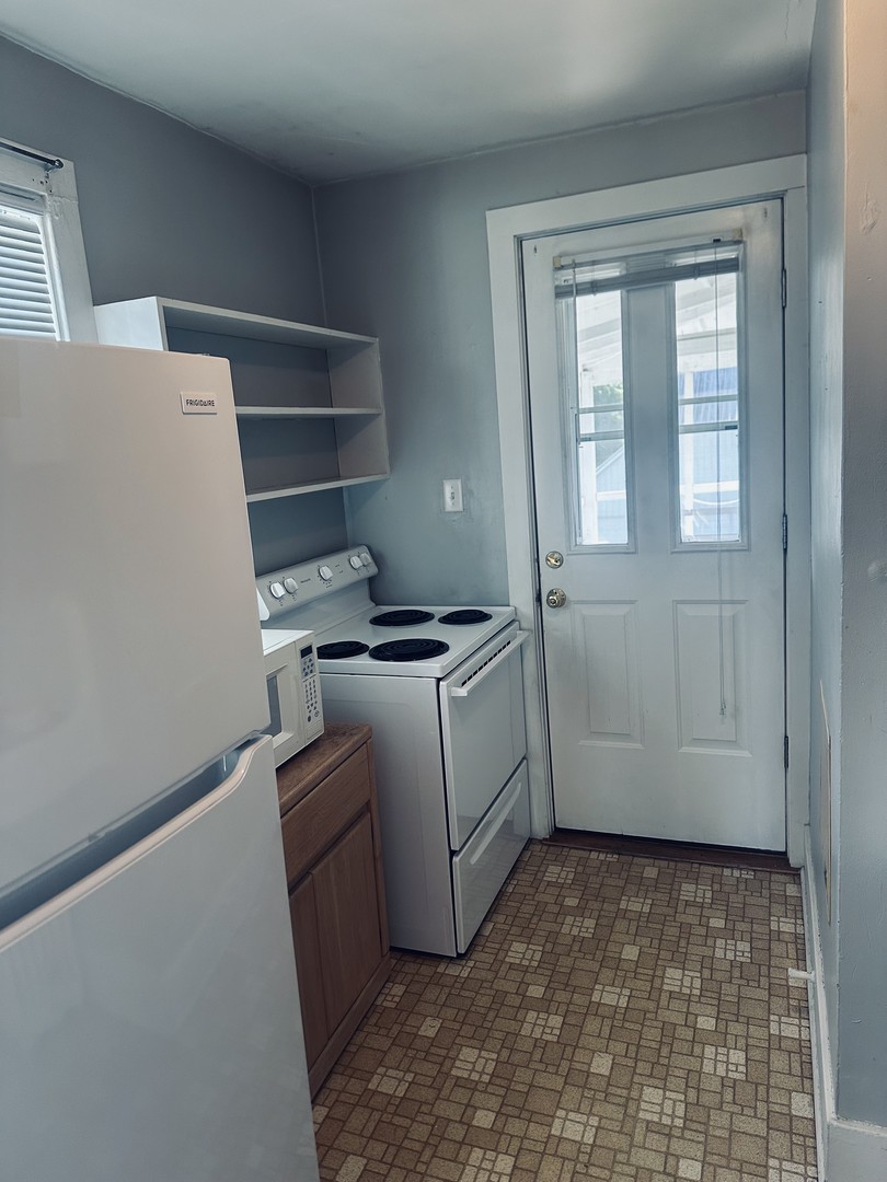 330 West Sycamore Street, Unit 2E Sycamore, IL 60178 - Photo 5 of 8 a room with a washer and dryer