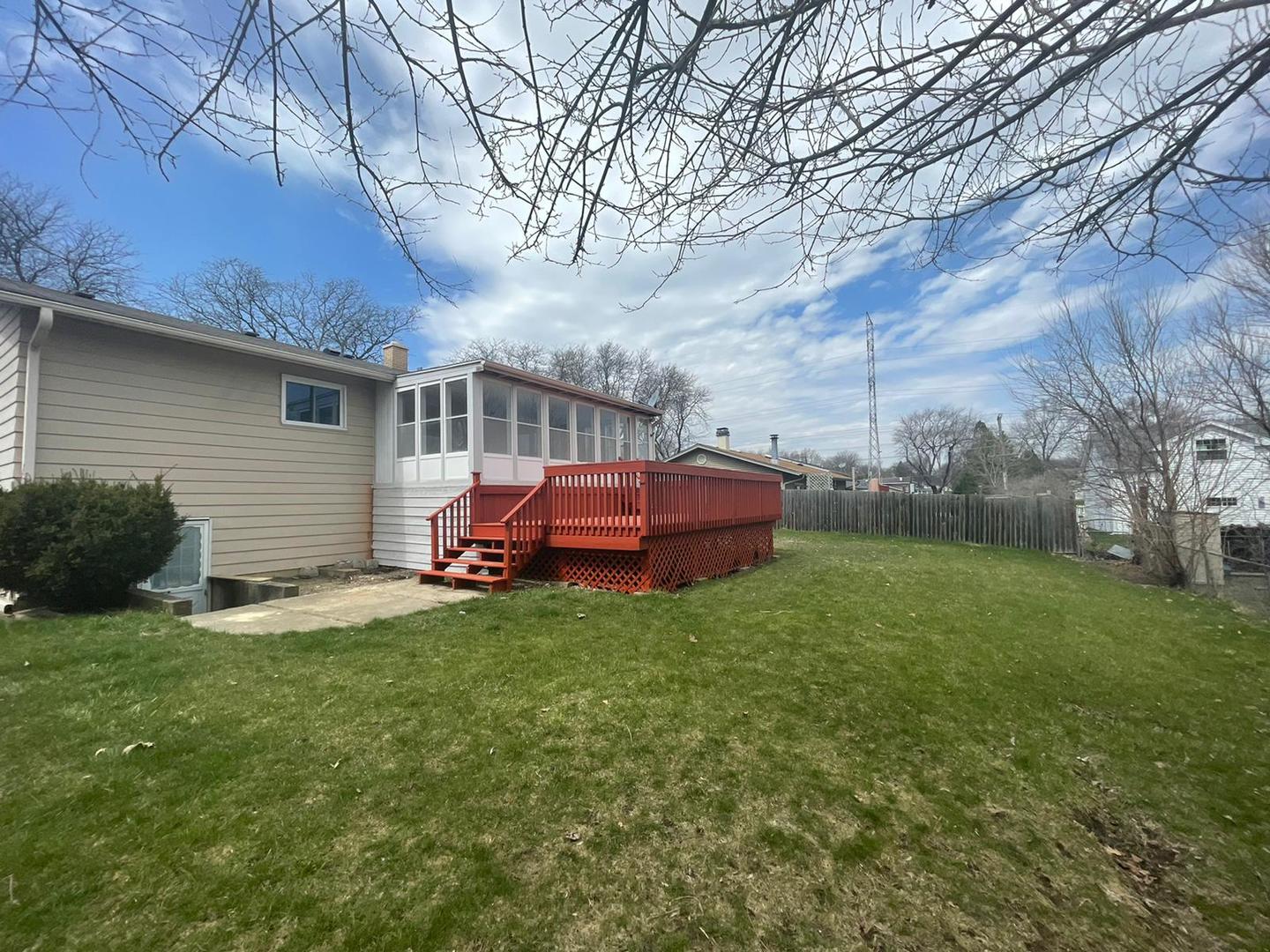 725 North Rohlwing Road Palatine, IL 60074 - Photo 27 of 27 a backyard of a house with table and chairs