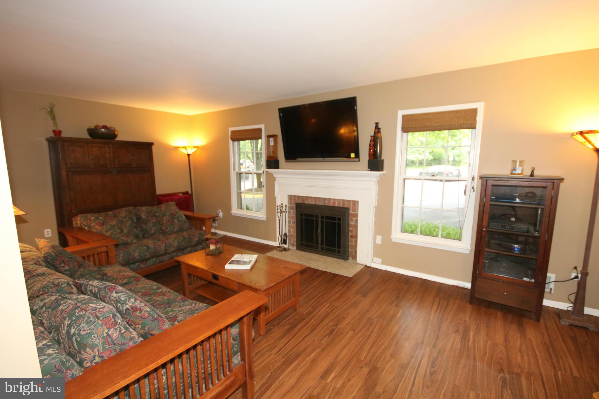 2408 Albot Road Reston, VA 20191 - Photo 5 of 29 Cozy living room, without carpet